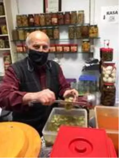 Muzdan yumurtaya kadar 85 çeşit turşu yapıyor Muzdan yumurtaya kadar 85 çeşit turşu yapıyor
