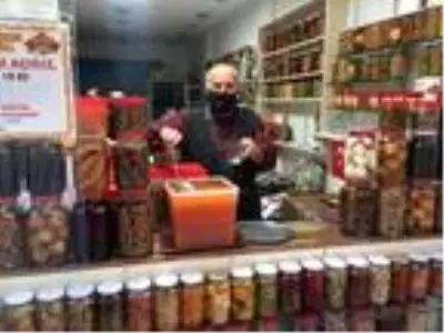 Muzdan yumurtaya kadar 85 çeşit turşu yapıyor Muzdan yumurtaya kadar 85 çeşit turşu yapıyor