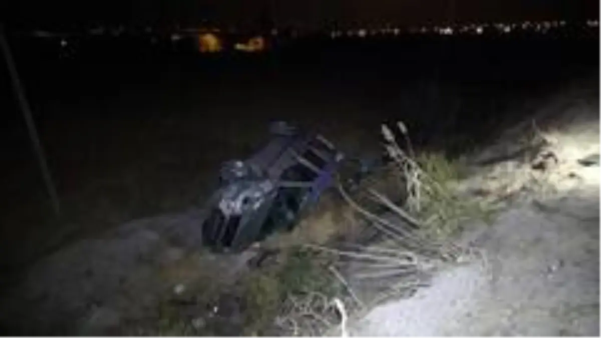 Hafif ticari araçla otomobil çarpıştı: 2 yaralı