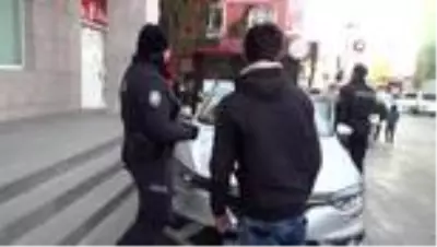 Otobüs durağında maskesini indirip sigara içen genci polis affetmedi Otobüs durağında maskesini indirip sigara içen genci polis affetmedi