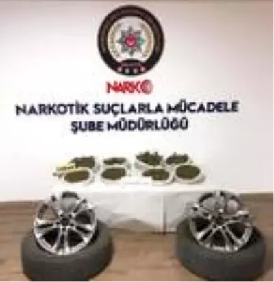 Otomobil lastiğinden 10 kilo esrar çıktı Otomobil lastiğinden 10 kilo esrar çıktı
