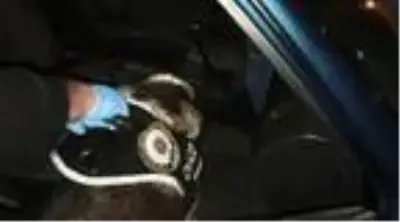 Otomobil teybi arkasında uyuşturucu sevkiyatına 2 tutuklama Otomobil teybi arkasında uyuşturucu sevkiyatına 2 tutuklama