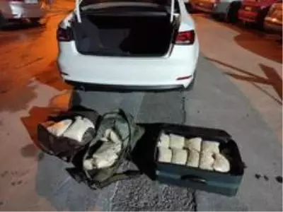 Otomobilin bagajından 393 bin adet uyuşturucu hap çıktı Otomobilin bagajından 393 bin adet uyuşturucu hap çıktı