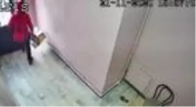 Pendik'te epilasyon aleti çalan hırsızlar yakalandı Pendik'te epilasyon aleti çalan hırsızlar yakalandı