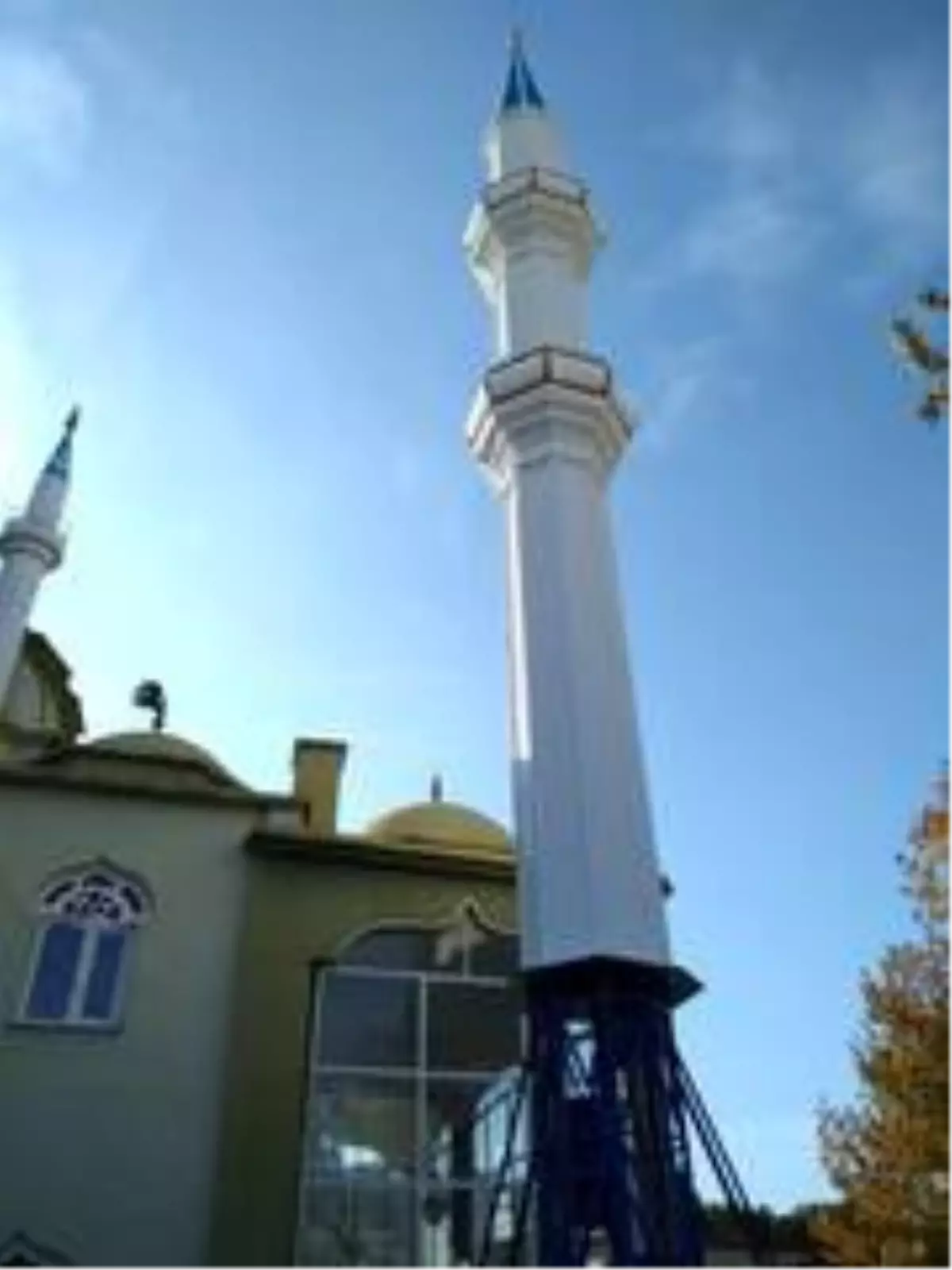 Son dakika... Selendi'de fırtınadan yıkılan cami minaresi yenilendi 