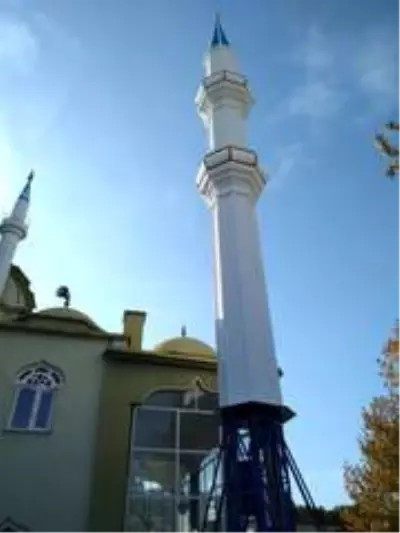 Son dakika... Selendi'de fırtınadan yıkılan cami minaresi yenilendi Son dakika... Selendi'de fırtınadan yıkılan cami minaresi yenilendi