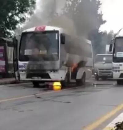 Seyir halindeki halk otobüsü yandı Seyir halindeki halk otobüsü yandı