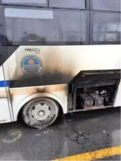 Seyir halindeki halk otobüsü yandı Seyir halindeki halk otobüsü yandı