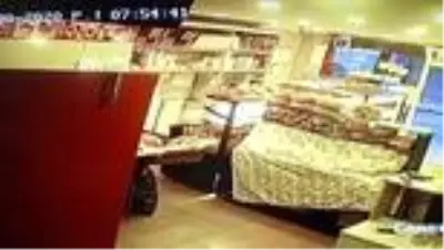 Silivri'de fırından sadaka kutusu hırsızlığı güvenlik kamerasına yansıdı Silivri'de fırından sadaka kutusu hırsızlığı güvenlik kamerasına yansıdı