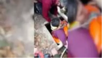 Su kuyusuna düşen kadını itfaiye kurtardı Su kuyusuna düşen kadını itfaiye kurtardı