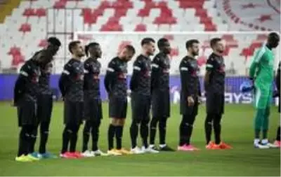 Süper Lig: Sivasspor: 0 - Göztepe: 0 (İlk yarı) Süper Lig: Sivasspor: 0 - Göztepe: 0 (İlk yarı)