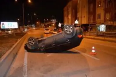 Köprüde devrilen otomobilin sürücüsü yaralandı Köprüde devrilen otomobilin sürücüsü yaralandı