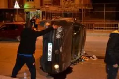 Köprüde devrilen otomobilin sürücüsü yaralandı Köprüde devrilen otomobilin sürücüsü yaralandı