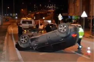 Köprüde devrilen otomobilin sürücüsü yaralandı Köprüde devrilen otomobilin sürücüsü yaralandı
