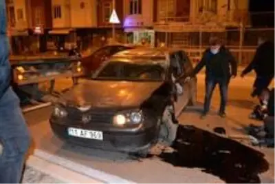 Köprüde devrilen otomobilin sürücüsü yaralandı Köprüde devrilen otomobilin sürücüsü yaralandı