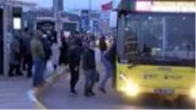 Toplu ulaşımda ve trafikte akşam yoğunluğu Toplu ulaşımda ve trafikte akşam yoğunluğu