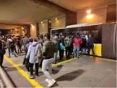 Toplu ulaşımda ve trafikte akşam yoğunluğu Toplu ulaşımda ve trafikte akşam yoğunluğu