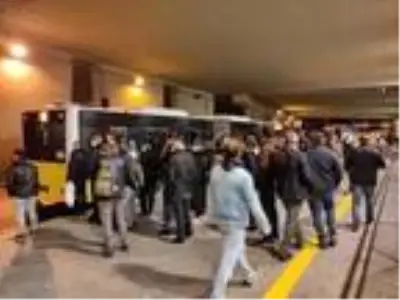 Toplu ulaşımda ve trafikte akşam yoğunluğu Toplu ulaşımda ve trafikte akşam yoğunluğu