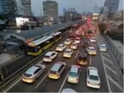 Toplu ulaşımda ve trafikte akşam yoğunluğu Toplu ulaşımda ve trafikte akşam yoğunluğu
