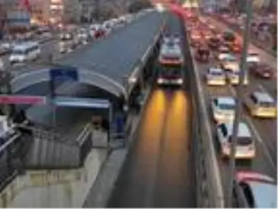 Toplu ulaşımda ve trafikte akşam yoğunluğu Toplu ulaşımda ve trafikte akşam yoğunluğu