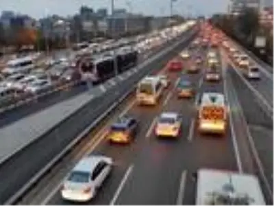 Toplu ulaşımda ve trafikte akşam yoğunluğu Toplu ulaşımda ve trafikte akşam yoğunluğu