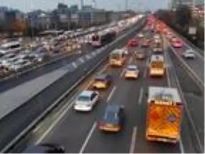 Toplu ulaşımda ve trafikte akşam yoğunluğu Toplu ulaşımda ve trafikte akşam yoğunluğu