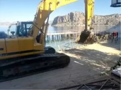 Turistik mahallelerde yıkımlar devam ediyor Turistik mahallelerde yıkımlar devam ediyor