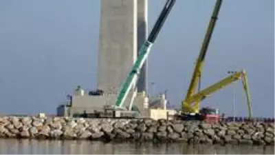 Türk bayrağıyla kaplanan mega bloklar Gelibolu'ya ulaştı Türk bayrağıyla kaplanan mega bloklar Gelibolu'ya ulaştı