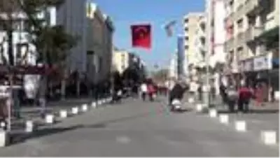 Uşak'ta sokaklardaki kalabalık azalmıyor Uşak'ta sokaklardaki kalabalık azalmıyor