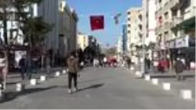Uşak'ta sokaklardaki kalabalık azalmıyor Uşak'ta sokaklardaki kalabalık azalmıyor