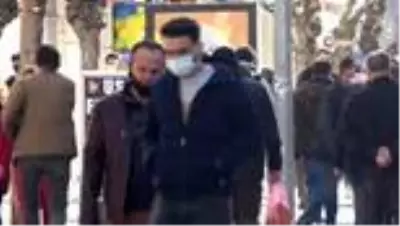 Uşak'ta sokaklardaki kalabalık azalmıyor Uşak'ta sokaklardaki kalabalık azalmıyor