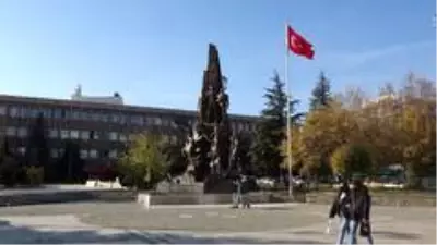 Uşak'ta sokaklardaki kalabalık azalmıyor Uşak'ta sokaklardaki kalabalık azalmıyor