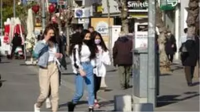 Uşak'ta sokaklardaki kalabalık azalmıyor Uşak'ta sokaklardaki kalabalık azalmıyor
