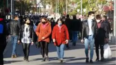Uşak'ta sokaklardaki kalabalık azalmıyor Uşak'ta sokaklardaki kalabalık azalmıyor