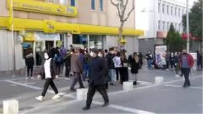 Uşak'ta sokaklardaki kalabalık azalmıyor Uşak'ta sokaklardaki kalabalık azalmıyor