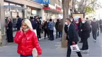 Uşak'ta sokaklardaki kalabalık azalmıyor Uşak'ta sokaklardaki kalabalık azalmıyor