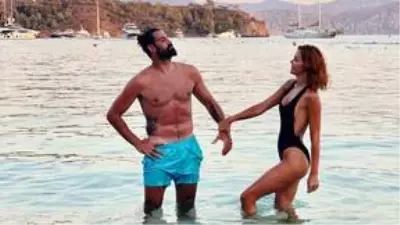 Volkan Demirel'in eşi Zeynep Demirel saçlarını maviye boyattı Volkan Demirel'in eşi Zeynep Demirel saçlarını maviye boyattı