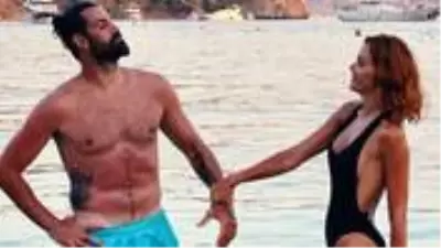 Volkan Demirel'in eşi Zeynep Demirel saçlarını maviye boyattı Volkan Demirel'in eşi Zeynep Demirel saçlarını maviye boyattı