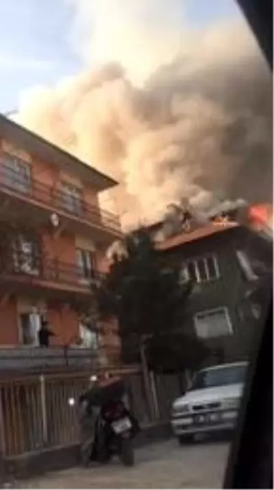 Yangında çatıda mahsur kalan 4 kişiyi itfaiye kurtardı Yangında çatıda mahsur kalan 4 kişiyi itfaiye kurtardı