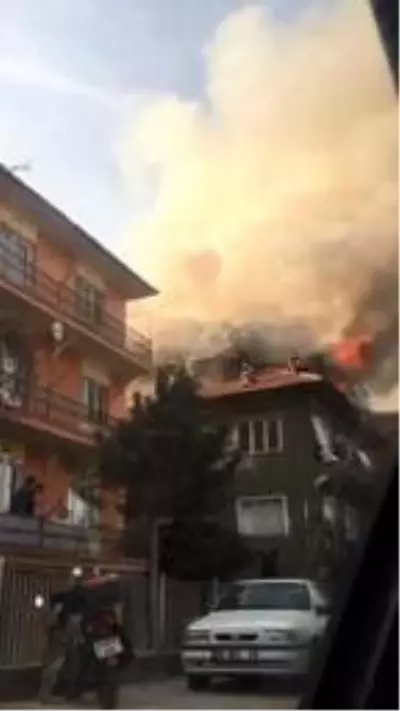 Yangında çatıda mahsur kalan 4 kişiyi itfaiye kurtardı Yangında çatıda mahsur kalan 4 kişiyi itfaiye kurtardı