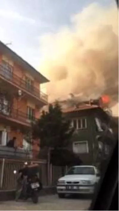 Yangında çatıda mahsur kalan 4 kişiyi itfaiye kurtardı Yangında çatıda mahsur kalan 4 kişiyi itfaiye kurtardı
