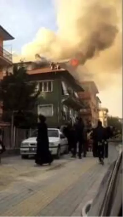 Yangında çatıda mahsur kalan 4 kişiyi itfaiye kurtardı Yangında çatıda mahsur kalan 4 kişiyi itfaiye kurtardı