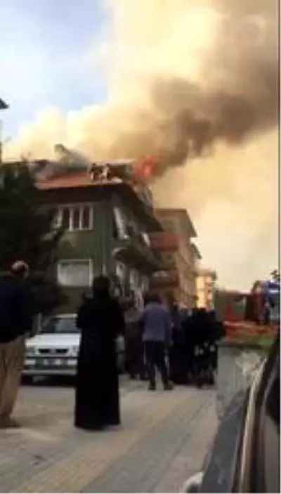 Yangında çatıda mahsur kalan 4 kişiyi itfaiye kurtardı Yangında çatıda mahsur kalan 4 kişiyi itfaiye kurtardı