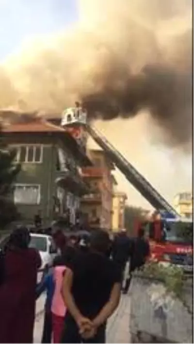 Yangında çatıda mahsur kalan 4 kişiyi itfaiye kurtardı Yangında çatıda mahsur kalan 4 kişiyi itfaiye kurtardı