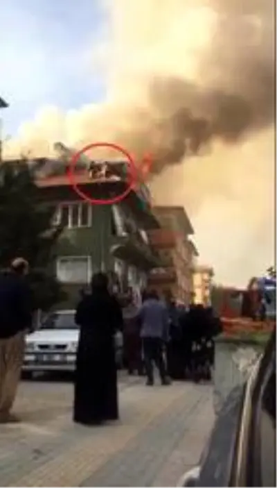 Yangında çatıda mahsur kalan 4 kişiyi itfaiye kurtardı Yangında çatıda mahsur kalan 4 kişiyi itfaiye kurtardı