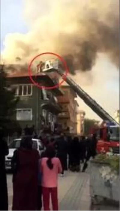 Yangında çatıda mahsur kalan 4 kişiyi itfaiye kurtardı Yangında çatıda mahsur kalan 4 kişiyi itfaiye kurtardı