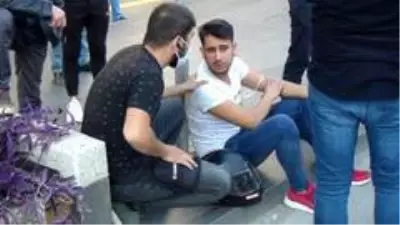 Yayaya yol veren motosikletli kuryeye, arkadan gelen otomobil çarptı Yayaya yol veren motosikletli kuryeye, arkadan gelen otomobil çarptı
