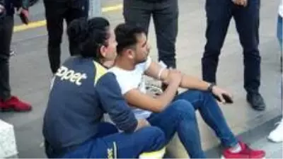 Yayaya yol veren motosikletli kuryeye, arkadan gelen otomobil çarptı Yayaya yol veren motosikletli kuryeye, arkadan gelen otomobil çarptı