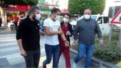 Yayaya yol veren motosikletli kuryeye, arkadan gelen otomobil çarptı Yayaya yol veren motosikletli kuryeye, arkadan gelen otomobil çarptı