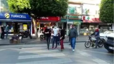 Yayaya yol veren motosikletli kuryeye, arkadan gelen otomobil çarptı Yayaya yol veren motosikletli kuryeye, arkadan gelen otomobil çarptı